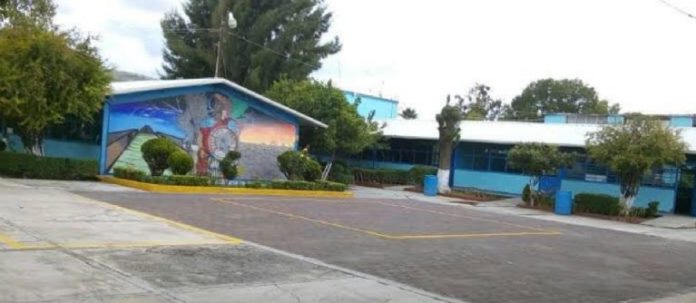 Fue una madre de familia de la secundaria del municipio de Los reyes en donde ocurrieron las detonaciones, según comentó, el actuar del adolescente fue el resultado del acoso escolar que sufría por parte de su maestro.