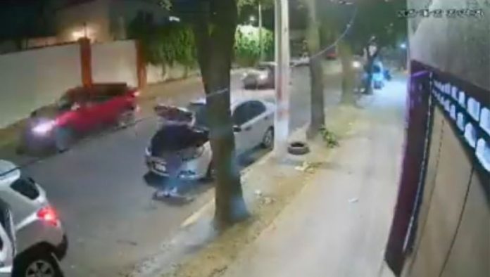 Video: Frustran robo a punta de palos y patadas voladoras, el ladrón termina llorando