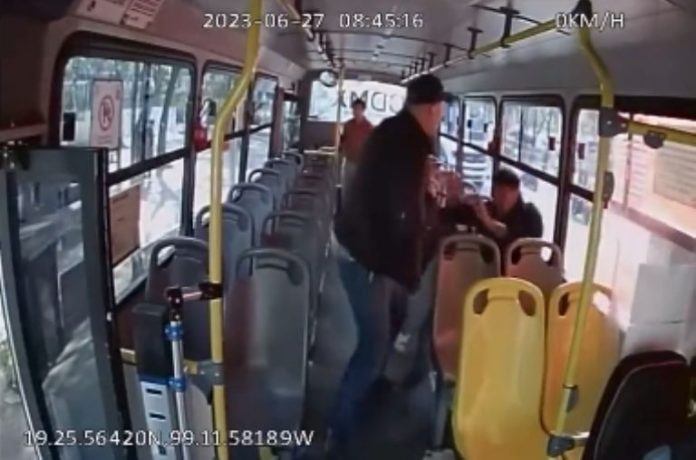 Video: Brutal golpiza grupal entre transportistas