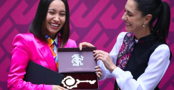 Katya Echazarreta reconocida con llaves de la ciudad de Guadalajara