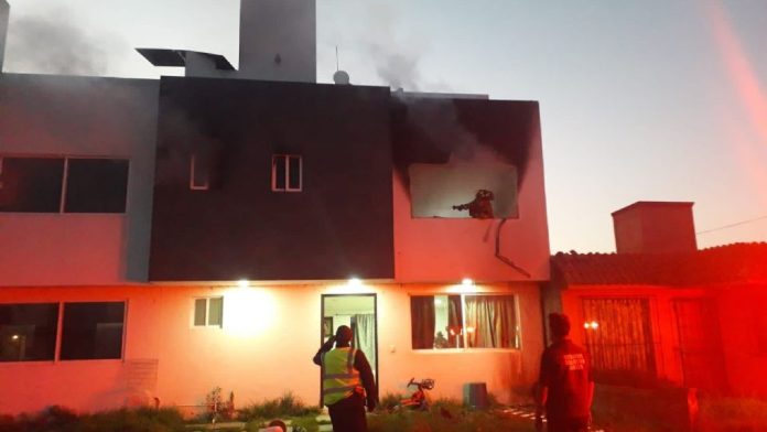 Feminicida mata a su ex pareja e incendia casa con niños dentro