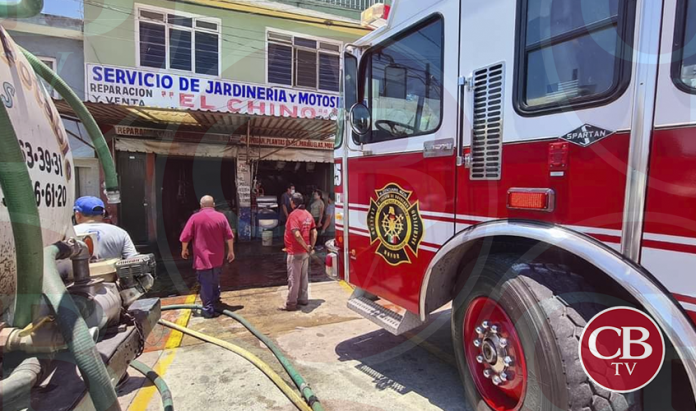Arde en llamas taller de maquinaria agrícola en Zitácuaro