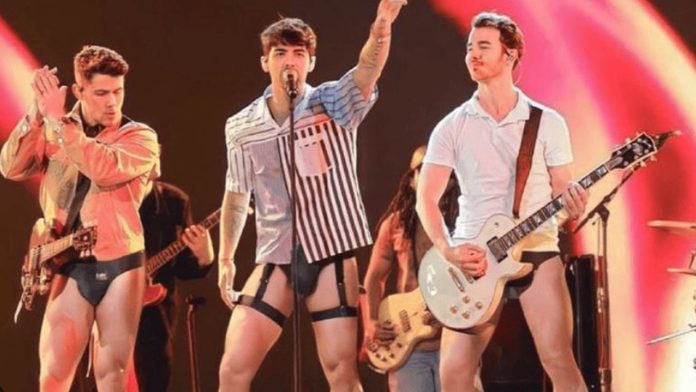 Jonas Brothers se viralizan por dar concierto en ropa interior