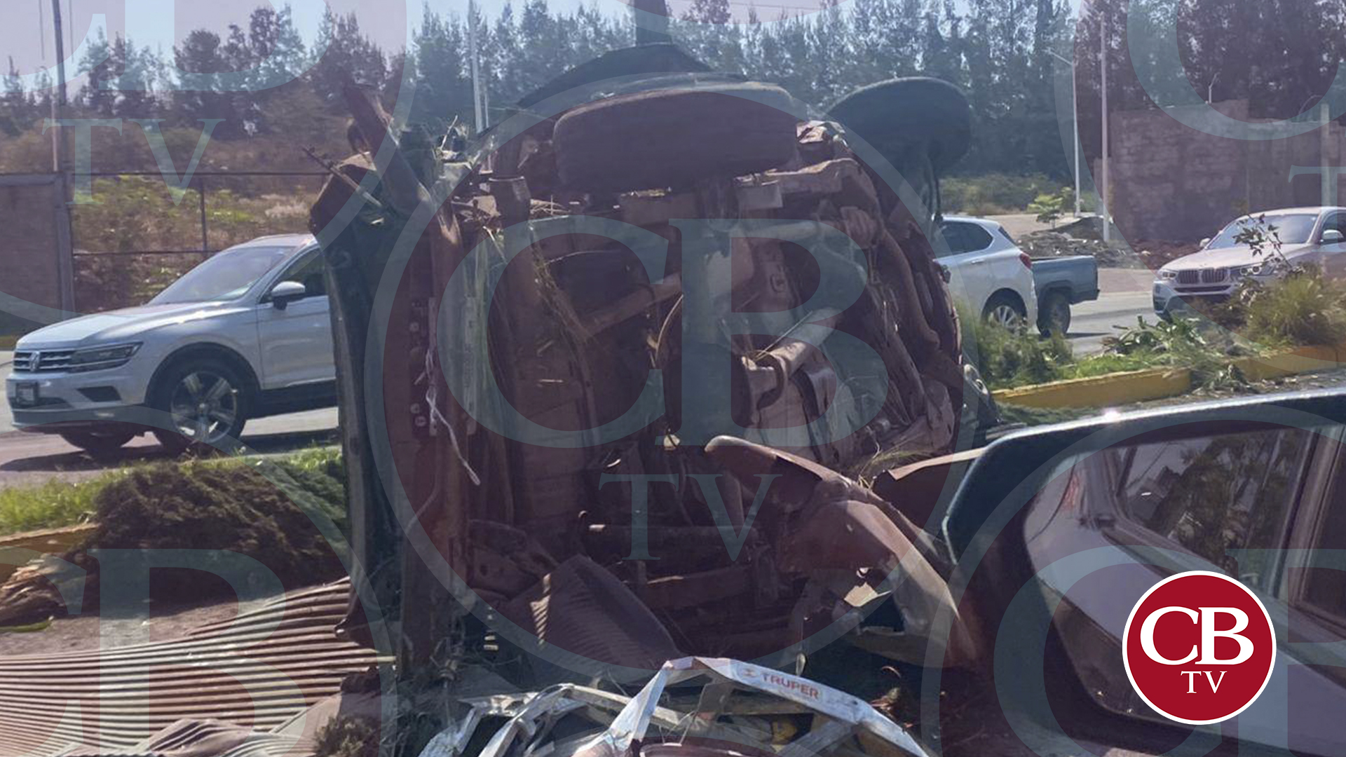 GALERÍA: Microbús choca dos autos y mata a dos jovenes GALERÍA: Microbús choca dos autos y mata a dos jovenes