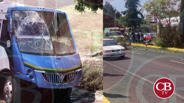 Microbús choca dos autos y mata a dos jovenes