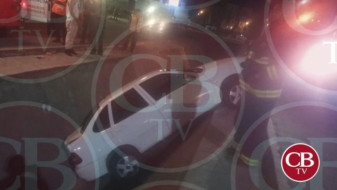 Cae otro auto al canal pluvial en Metrópolis