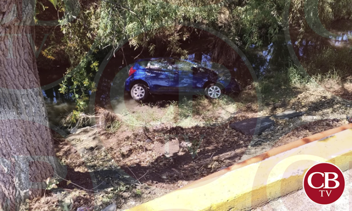 Auto termina dentro del Río Chico de Morelia