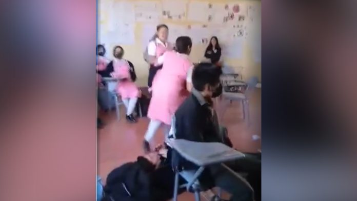 En pleno salón de clases, alumnas de secundaria pelean y son grabadas por sus compañeros