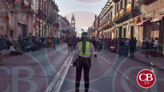 Transportistas bloquean vialidades al exterior del Congreso de Michoacán