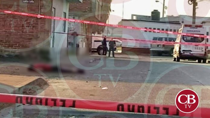 Auto arrastra a un abuelito en Zacapu