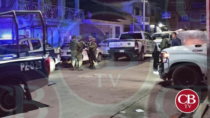 Le meten cinco balazos afuera de su casa en Zamora