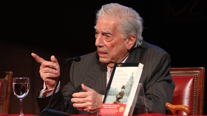 Vargas Llosa recibe alta hospitalaria tras recuperarse del COVID-19