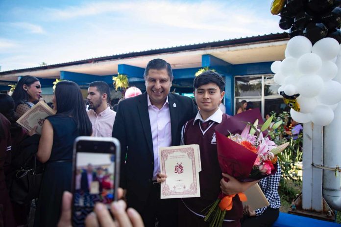 Acompaña Nacho Campos a 380 alumnos que se graduaron de la ETI 30