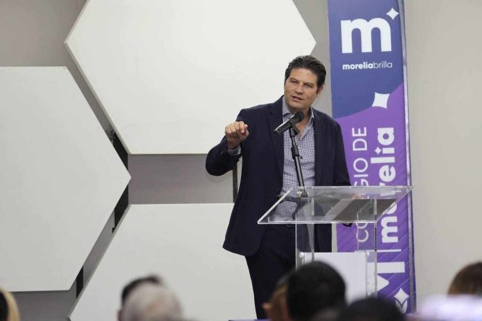 Llama Alfonso Martínez a equipo de trabajo a cerrar a todo galope