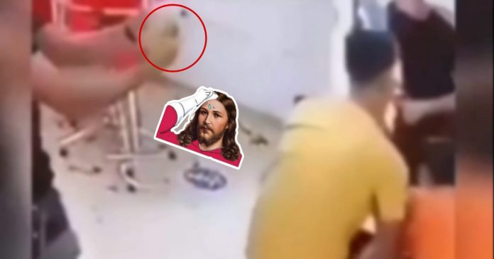Video: Intenta asaltar peluquería con tremendo banano