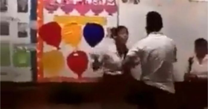 Video: Adolescente golpea brutalmente a su novia dentro del salón de clases