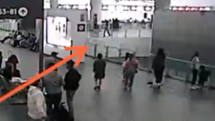 Tres personas lesionadas por caída de panel de vidrio en el AICM
