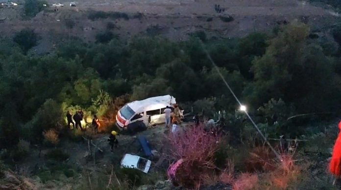 Camioneta cae a barranco en Hidalgo; hay dos muertos