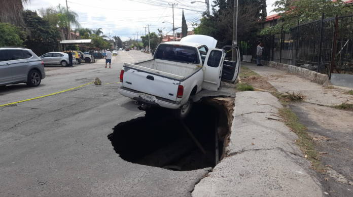 Se abre enorme socavón en colonia de Jalisco