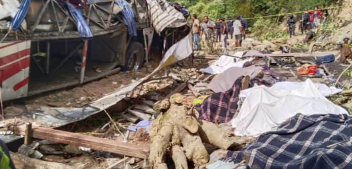Aumenta a 29 los muertos tras volcadura de autobús en Oaxaca