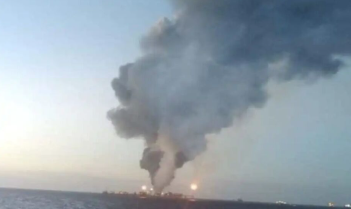 Tras explosión en plataforma de Pemex del Golfo, reportan tres personas desaparecidos