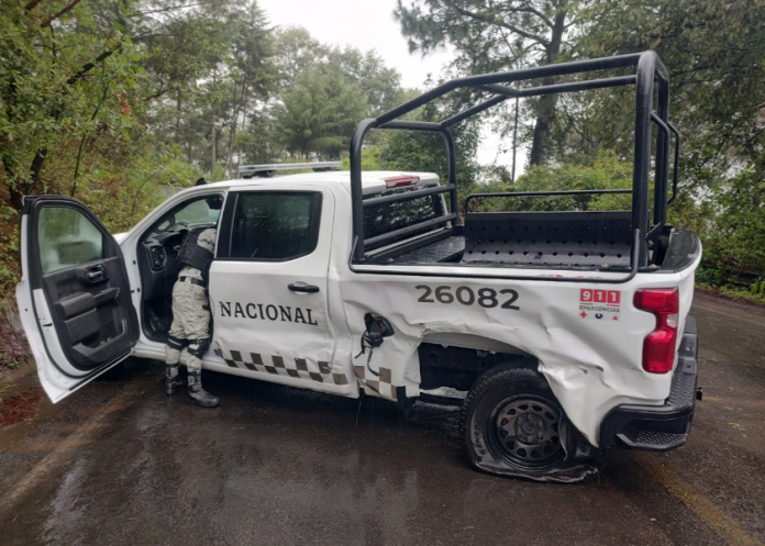Colisionan camionetas en Acuitzio, una de ellas de la GN