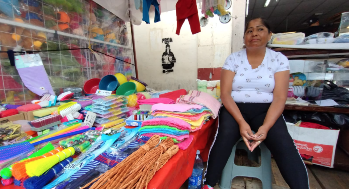 Araceli lucha por mantener a flote su negocio del Mercado Independencia