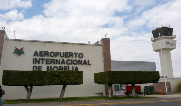 Balean a esposos en el Aeropuerto Internacional de Morelia