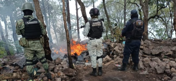 Guardia Civil, Sedena y GN destruyen campamento ilícito; hay un detenido y armamento asegurado