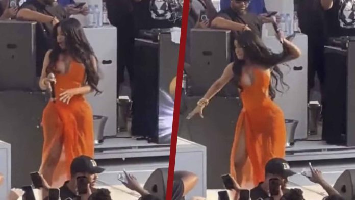 Cardi B lanza micrófono a fan que le arrojó bebida durante concierto