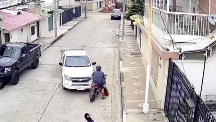 Conductor atropella varias veces a un asaltante