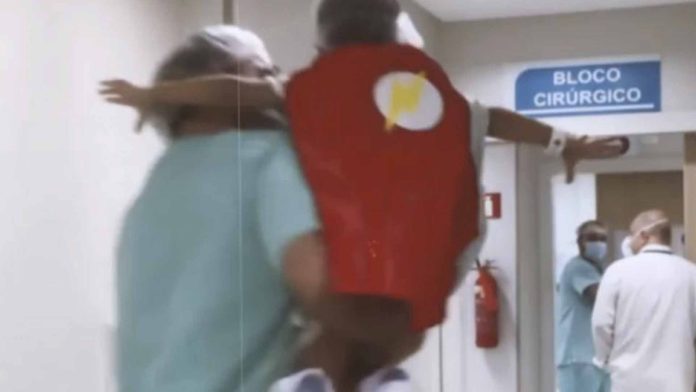 Doctor disfraza a pacientes de superheroes para que no tengan miedo al entrar a cirugía