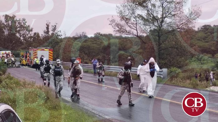 Dos muertos y 22 heridos deja choque-volcadura de camión de pasajeros