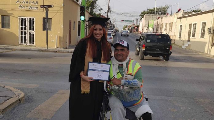 Joven dedica su título universitario a su papá que vende periódicos en la vía pública