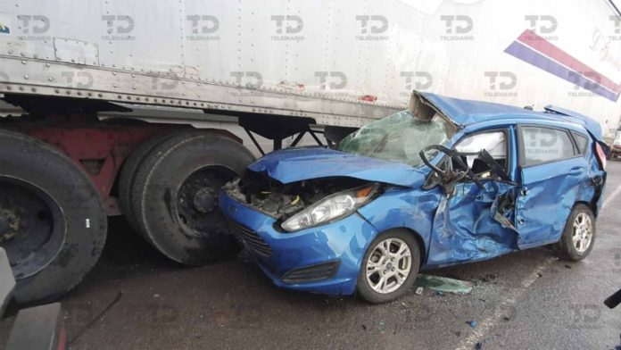 Hombre choca contra dos tráileres y sobrevive