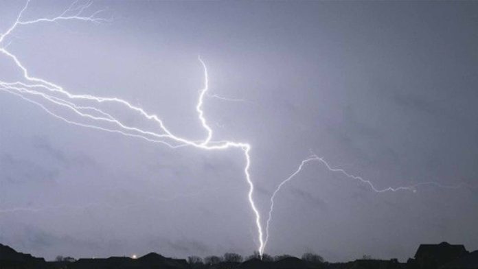 Muere mujer de la tercera edad tras recibir el impacto de un rayo