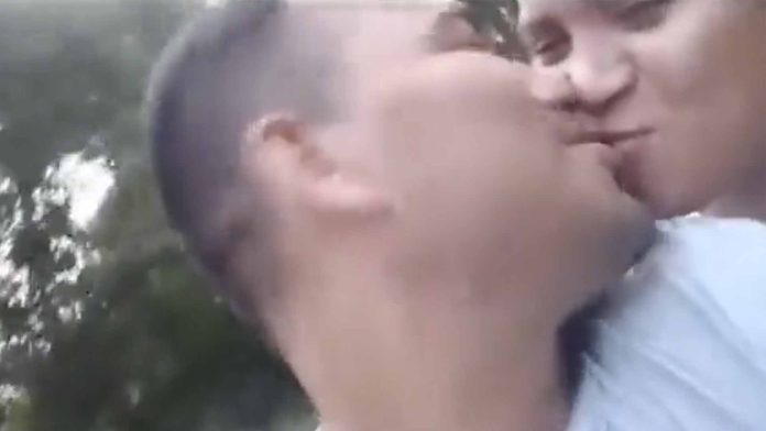 Mujer muere por grabar video romántico con su novio a bordo de motocicleta