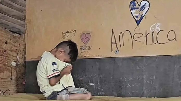 Niño de bajos recursos llora al recibir playera del América