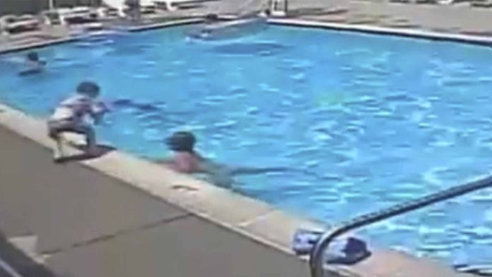 Niño salva a otro de morir ahogado en una alberca