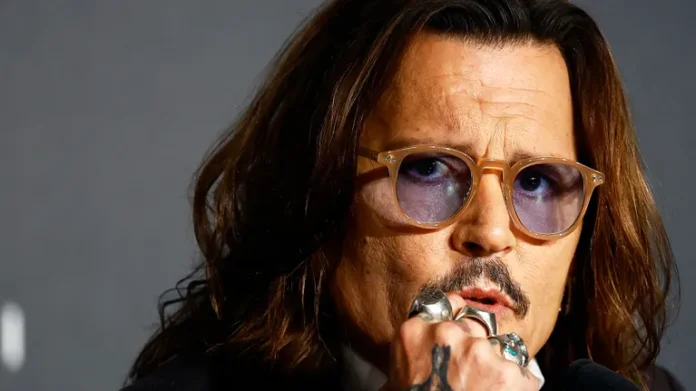 Encuentran a Jhonny Deep desvanecido en habitación de hotel