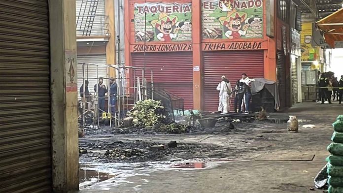 Se incendia bodega en la Central de Abasto en Toluca