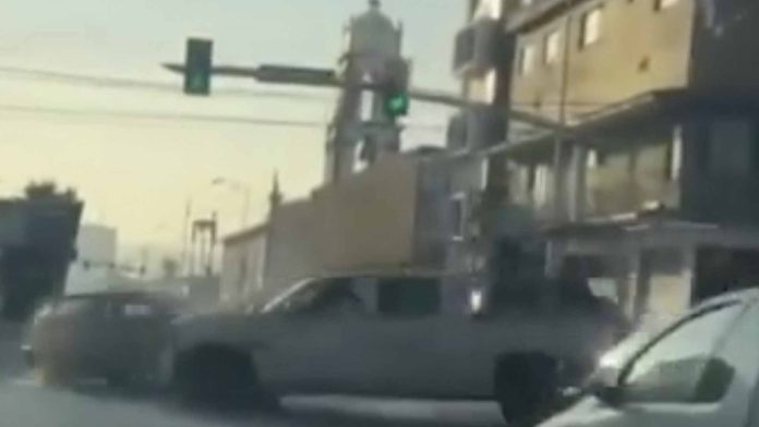 Unidad del Ejército se pasa semáforo en rojo y provoca choque en Tijuana