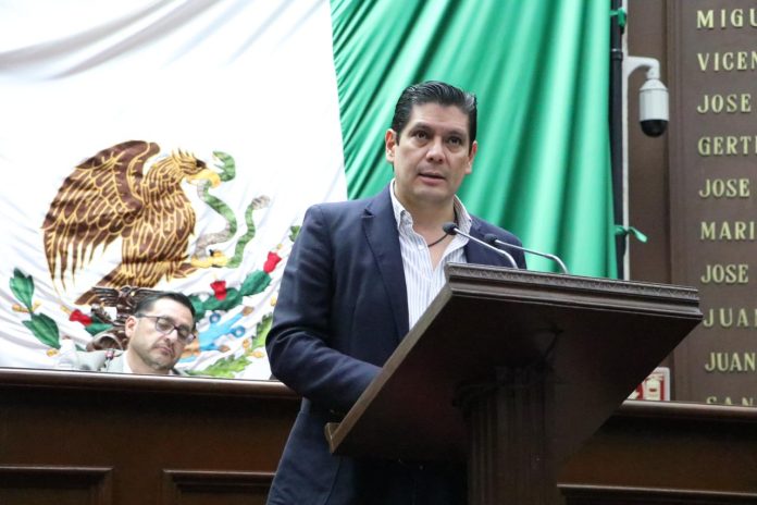 Propone una reforma a la Constitución Política del Estado.