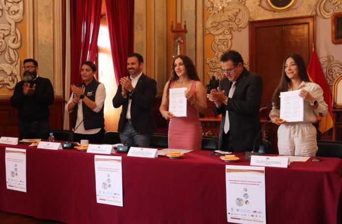 Firman acuerdo en beneficio de la niñez moreliana