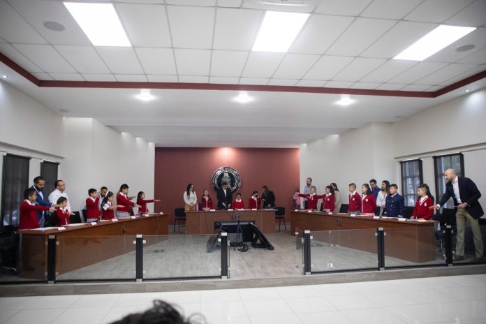 Nacho Campos premia a ganadores del Cabildo Infantil de Uruapan
