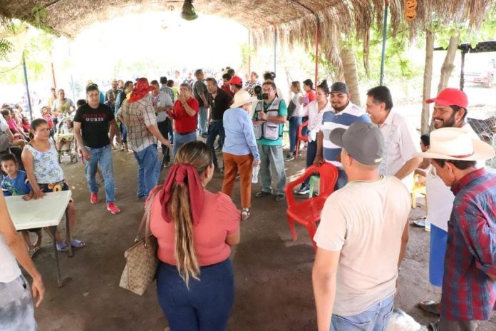 Regresan familias a comunidades de Apatzingán, tras huir por delincuencia