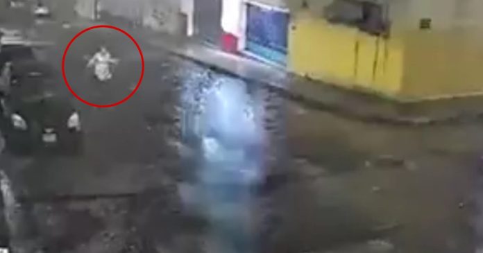 Video: Con desesperación, mujer pide auxilio luego de haber sido asaltada
