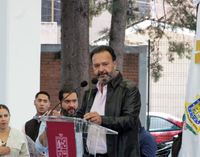 Entregan gobierno del Estado y gobierno Municipal de Pátzcuaro apoyos a comerciantes para su reubicación temporal