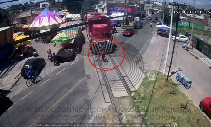 Video: Tren atropella a ciclista y de milagro no lo mata