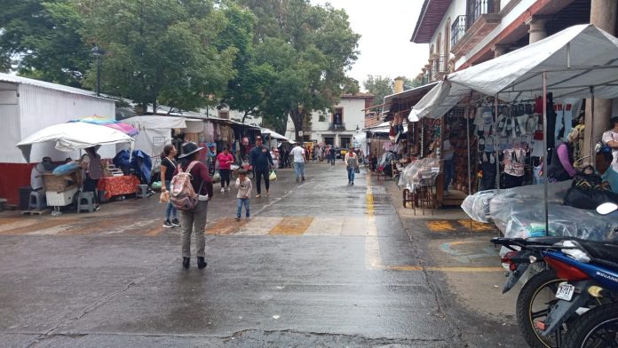 Reubicarán a Comerciantes que invaden calles de la plaza Gertrudis Bocanegra en Pátzcuaro